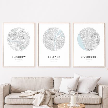 Trio d’affiches de Glasgow, Belfast et Liverpool dans un salon.