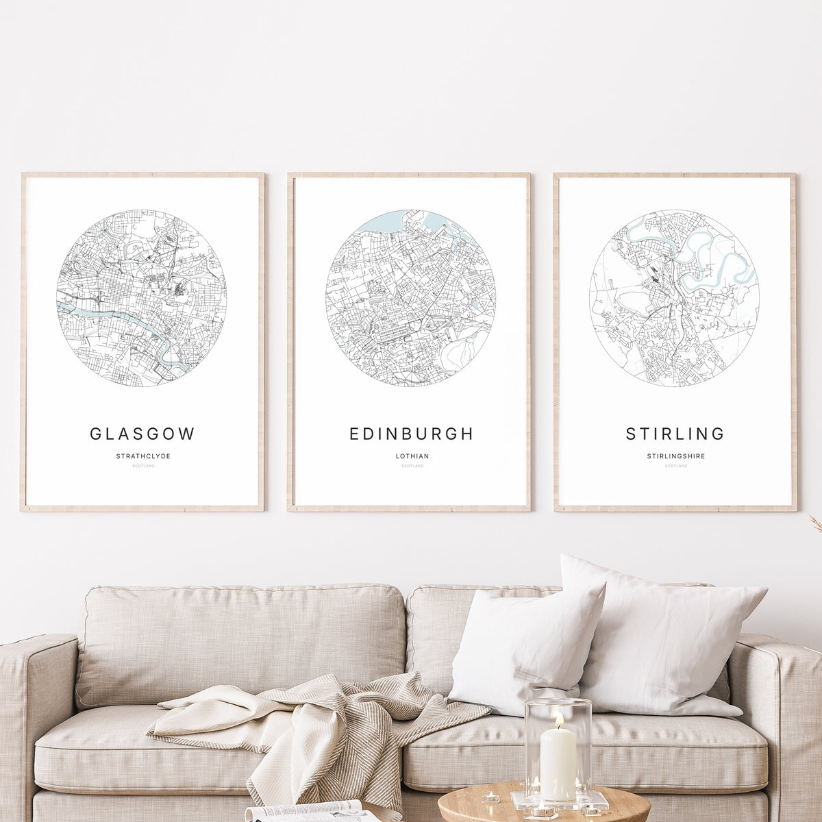 Trio d’affiches de Glasgow, Edinburgh et Stirling dans un salon.
