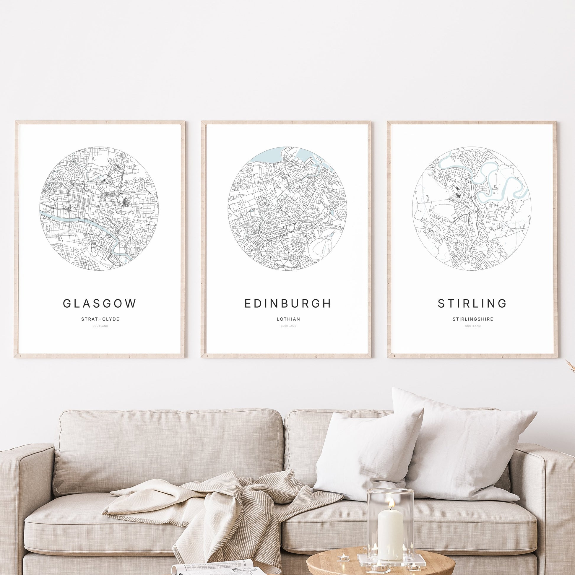 Trio d’affiches de Glasgow, Edinburgh et Stirling dans un salon.