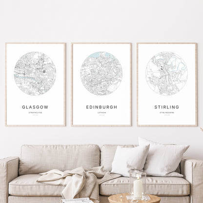 Trio d’affiches de Glasgow, Edinburgh et Stirling dans un salon.