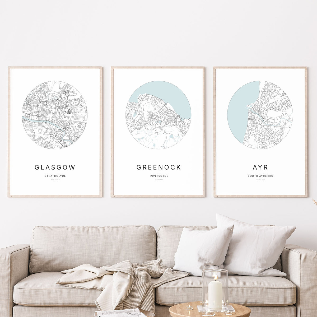 Trio d’affiches de Glasgow, Greenock et Ayr dans un salon.