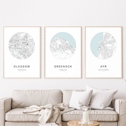 Trio d’affiches de Glasgow, Greenock et Ayr dans un salon.