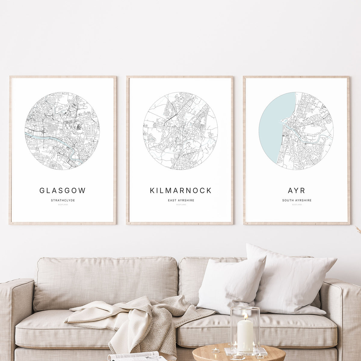 Trio d’affiches de Glasgow, Kilmarnock et Ayr dans un salon.