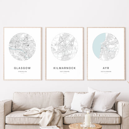 Trio d’affiches de Glasgow, Kilmarnock et Ayr dans un salon.
