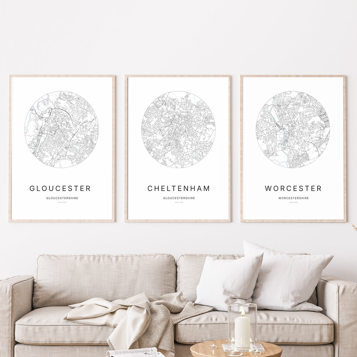 Trio d’affiches de Gloucester, Cheltenham et Worcester dans un salon.