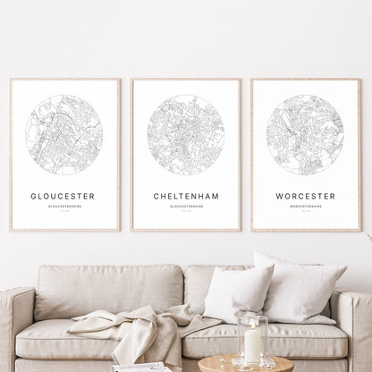 Trio d’affiches de Gloucester, Cheltenham et Worcester dans un salon.