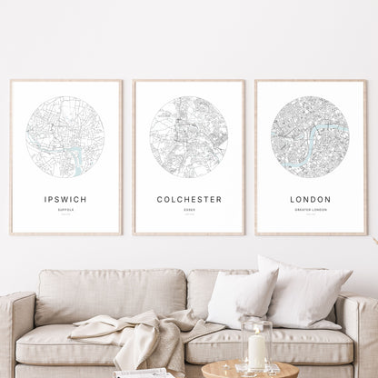 Trio d’affiches d’Ipswich, Colchester et London dans un salon.
