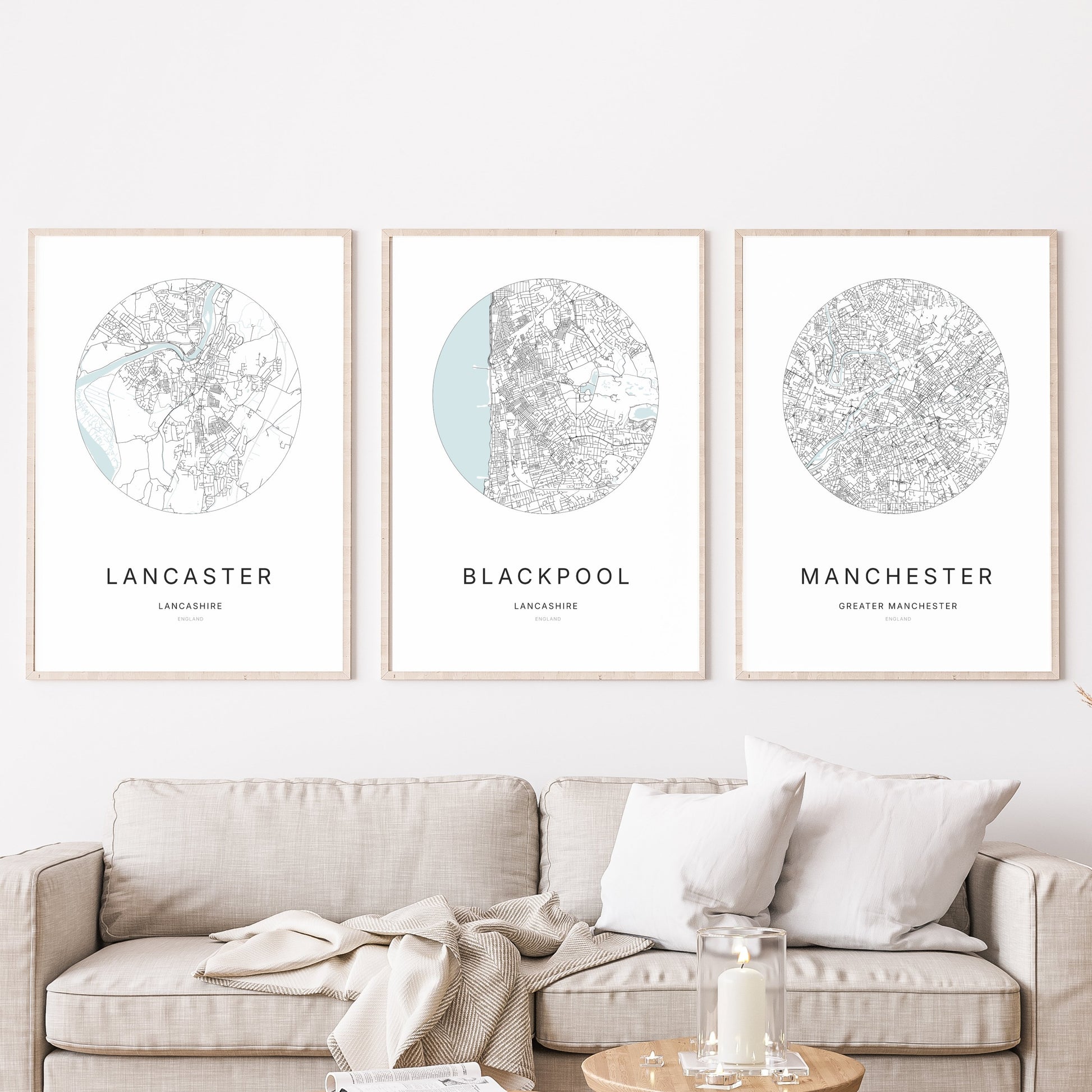 Trio d’affiches de Lancaster, Blackpool et Manchester dans un salon.