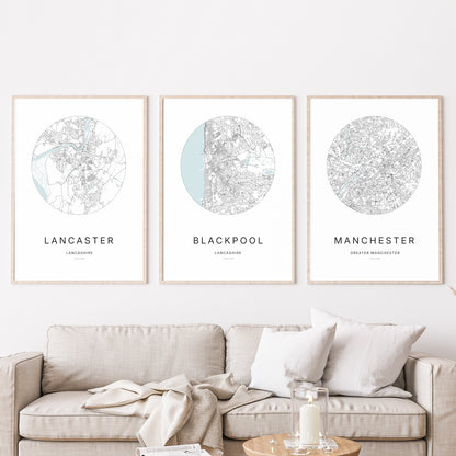 Trio d’affiches de Lancaster, Blackpool et Manchester dans un salon.