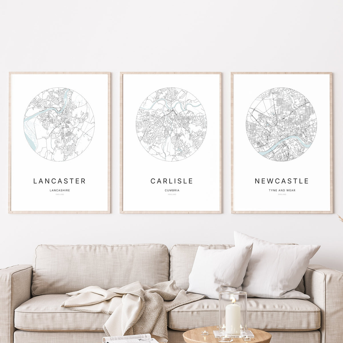 Trio d’affiches de Lancaster, Carlisle et Newcastle dans un salon.