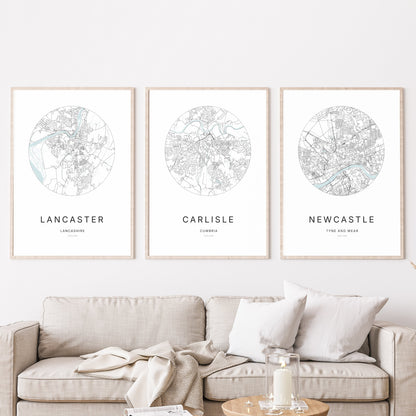 Trio d’affiches de Lancaster, Carlisle et Newcastle dans un salon.
