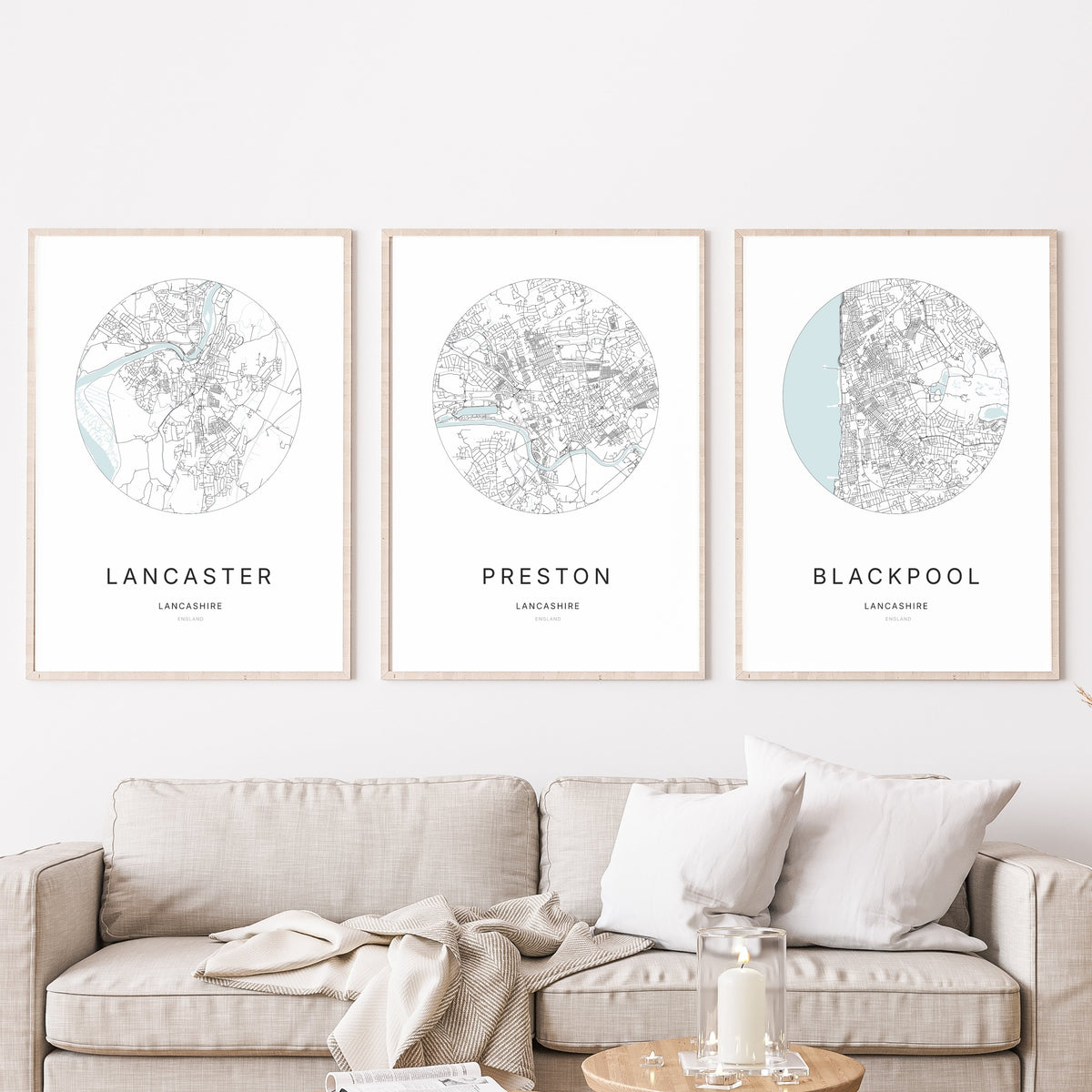 Trio d’affiches de Lancaster, Preston et Blackpool dans un salon.