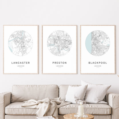 Trio d’affiches de Lancaster, Preston et Blackpool dans un salon.