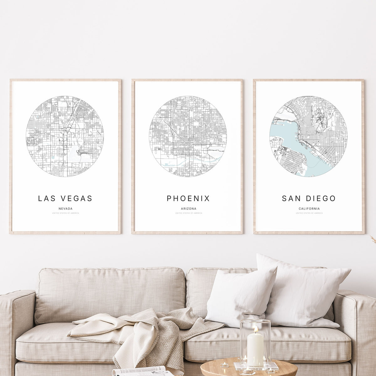Trio d’affiches de Las Vegas, Phoenix et San Diego dans un salon.
