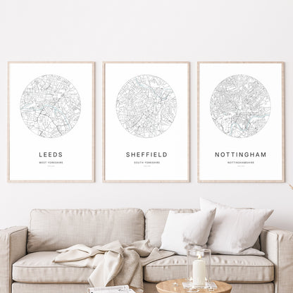 Trio d’affiches de Leeds, Sheffield et Nottingham dans un salon.