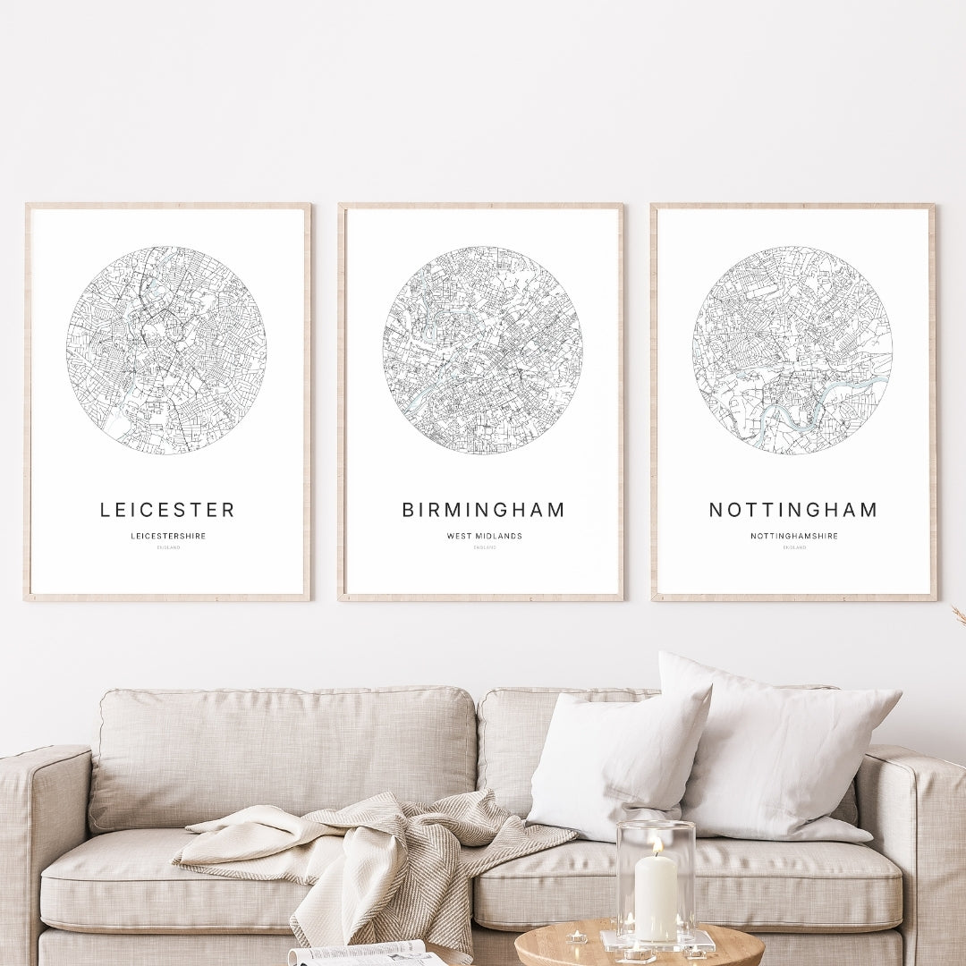 Trio d’affiches de Leicester, Birmingham et Nottingham dans un salon.