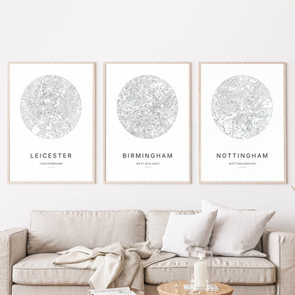 Trio d’affiches de Leicester, Birmingham et Nottingham dans un salon.