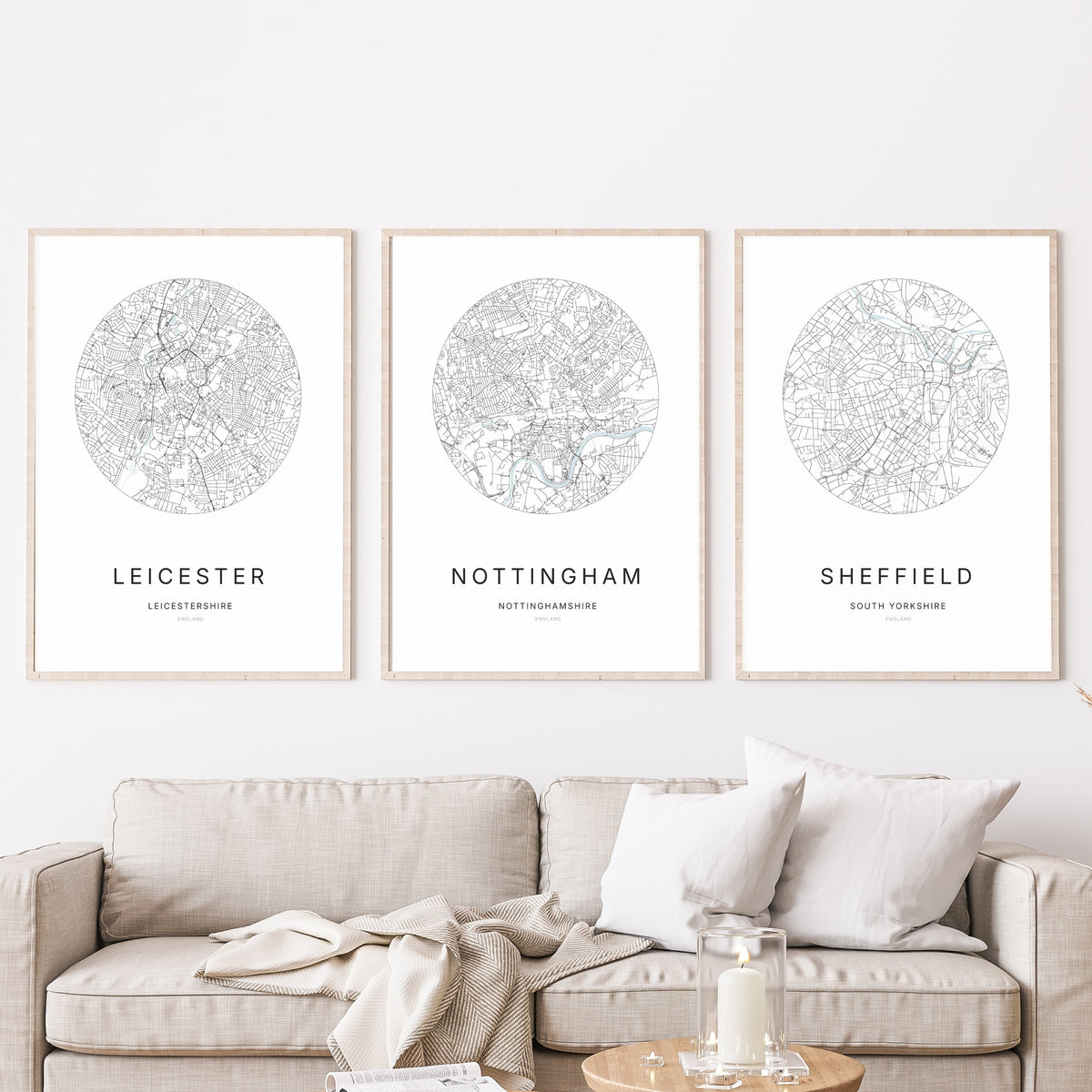 Trio d’affiches de Leicester, Nottingham et Sheffield dans un salon.