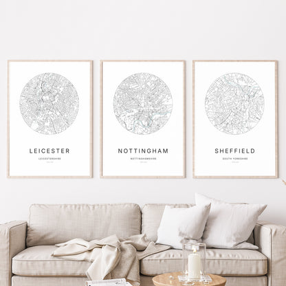Trio d’affiches de Leicester, Nottingham et Sheffield dans un salon.