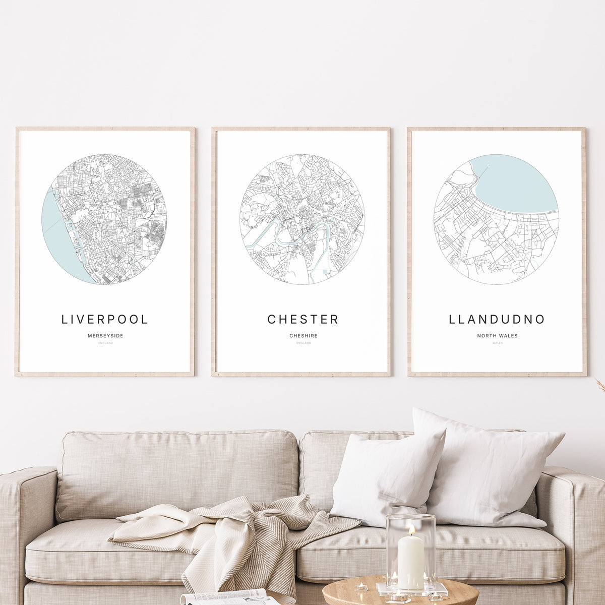 Trio d’affiches de Liverpool, Chester et Llandudno dans un salon.
