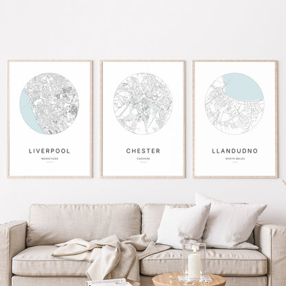 Trio d’affiches de Liverpool, Chester et Llandudno dans un salon.