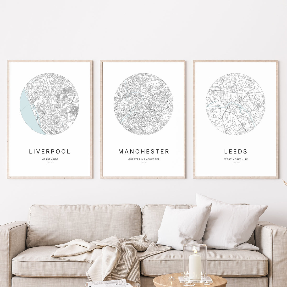 Trio d’affiches de Liverpool, Manchester et Leeds dans un salon.