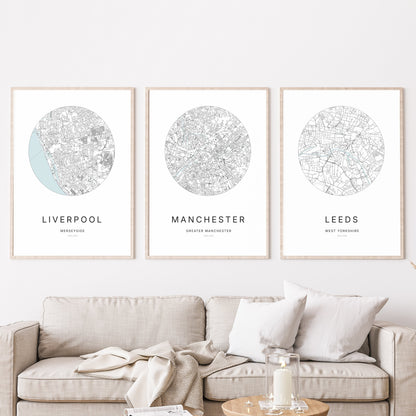 Trio d’affiches de Liverpool, Manchester et Leeds dans un salon.