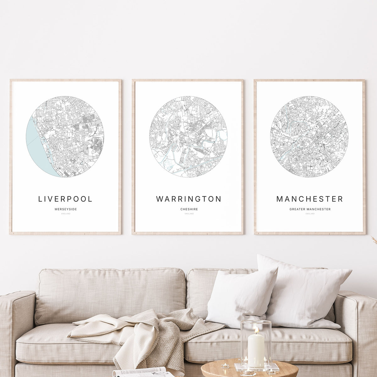 Trio d’affiches de Liverpool, Warrington et Manchester dans un salon.