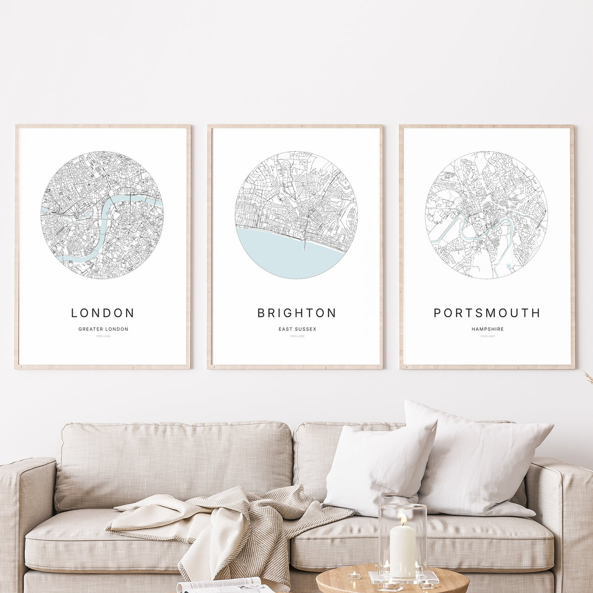 Trio d’affiches de London, Brighton et Portsmouth dans un salon.