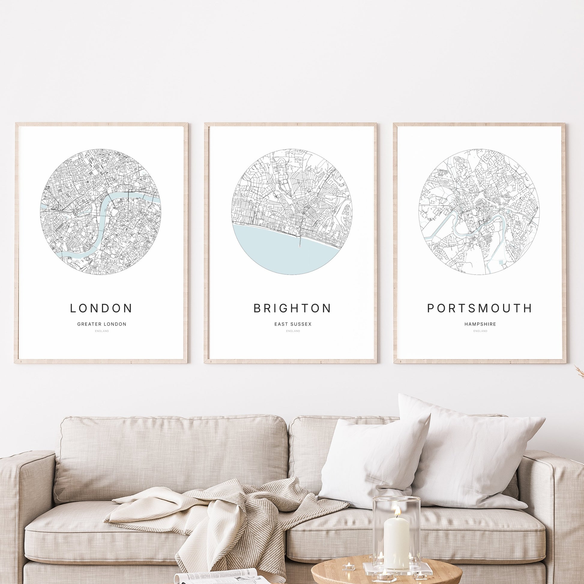 Trio d’affiches de London, Brighton et Portsmouth dans un salon.