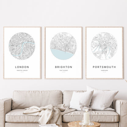 Trio d’affiches de London, Brighton et Portsmouth dans un salon.