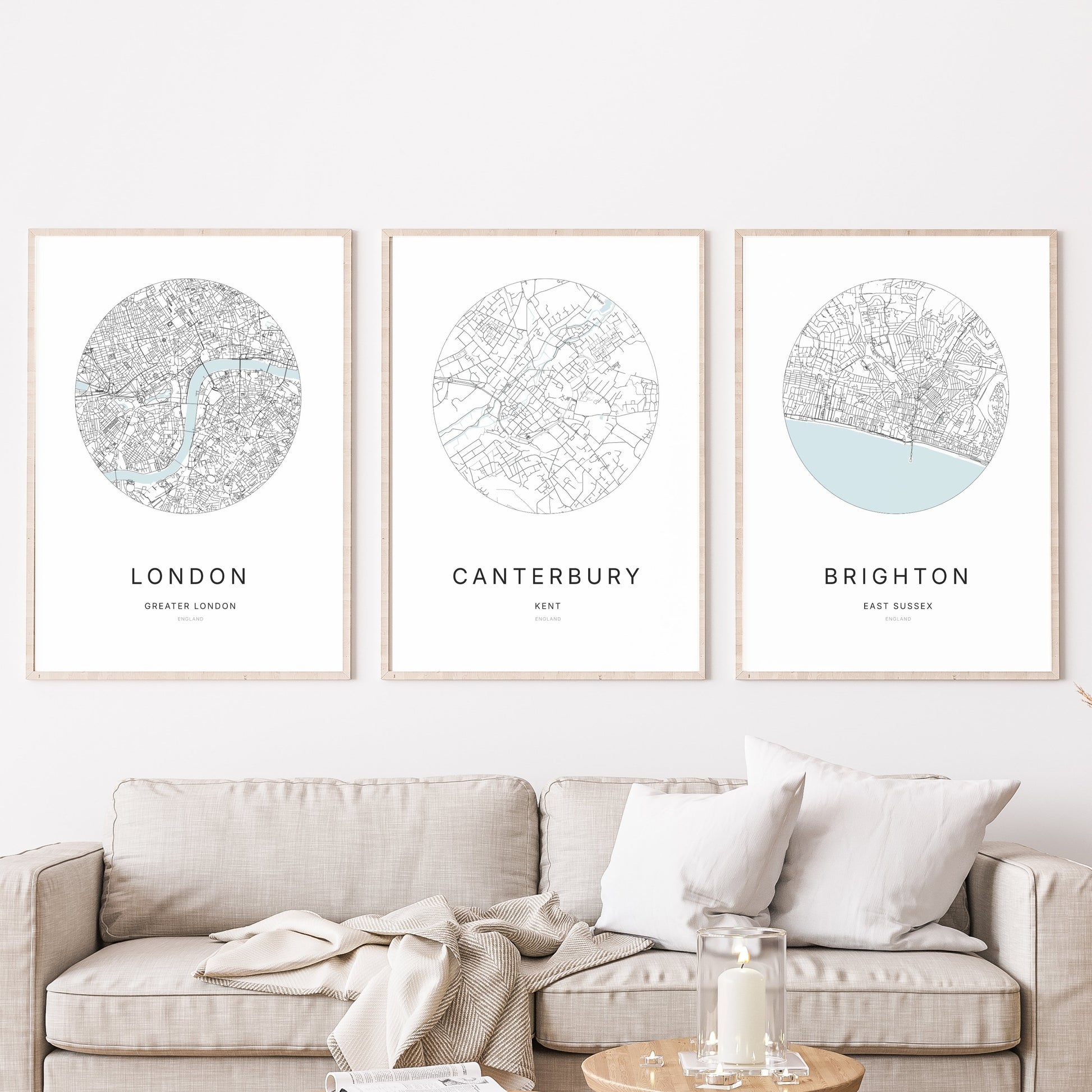 Trio d’affiches de London, Canterbury et Brighton dans un salon.