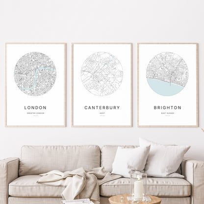 Trio d’affiches de London, Canterbury et Brighton dans un salon.