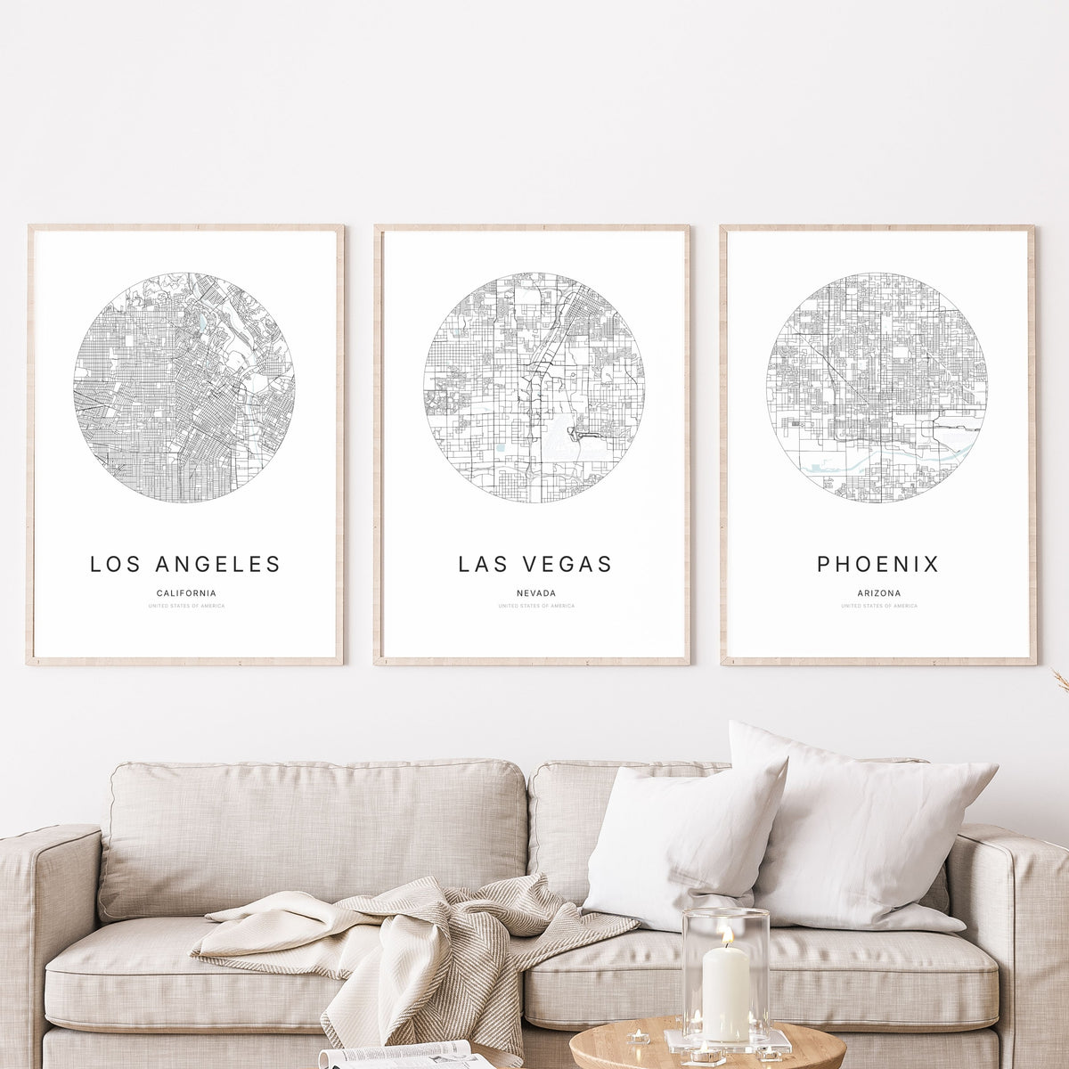 Trio d’affiches de Los Angeles, Las Vegas et Phoenix dans un salon.