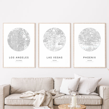 Trio d’affiches de Los Angeles, Las Vegas et Phoenix dans un salon.