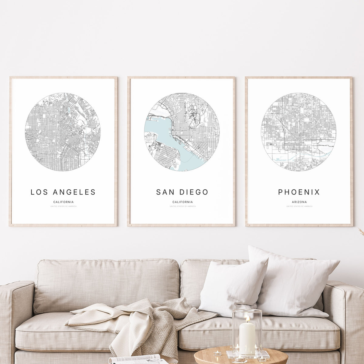 Trio d’affiches de Los Angeles, San Diego et Phoenix dans un salon.