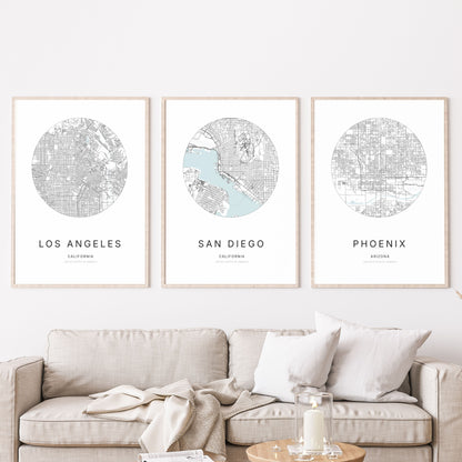 Trio d’affiches de Los Angeles, San Diego et Phoenix dans un salon.