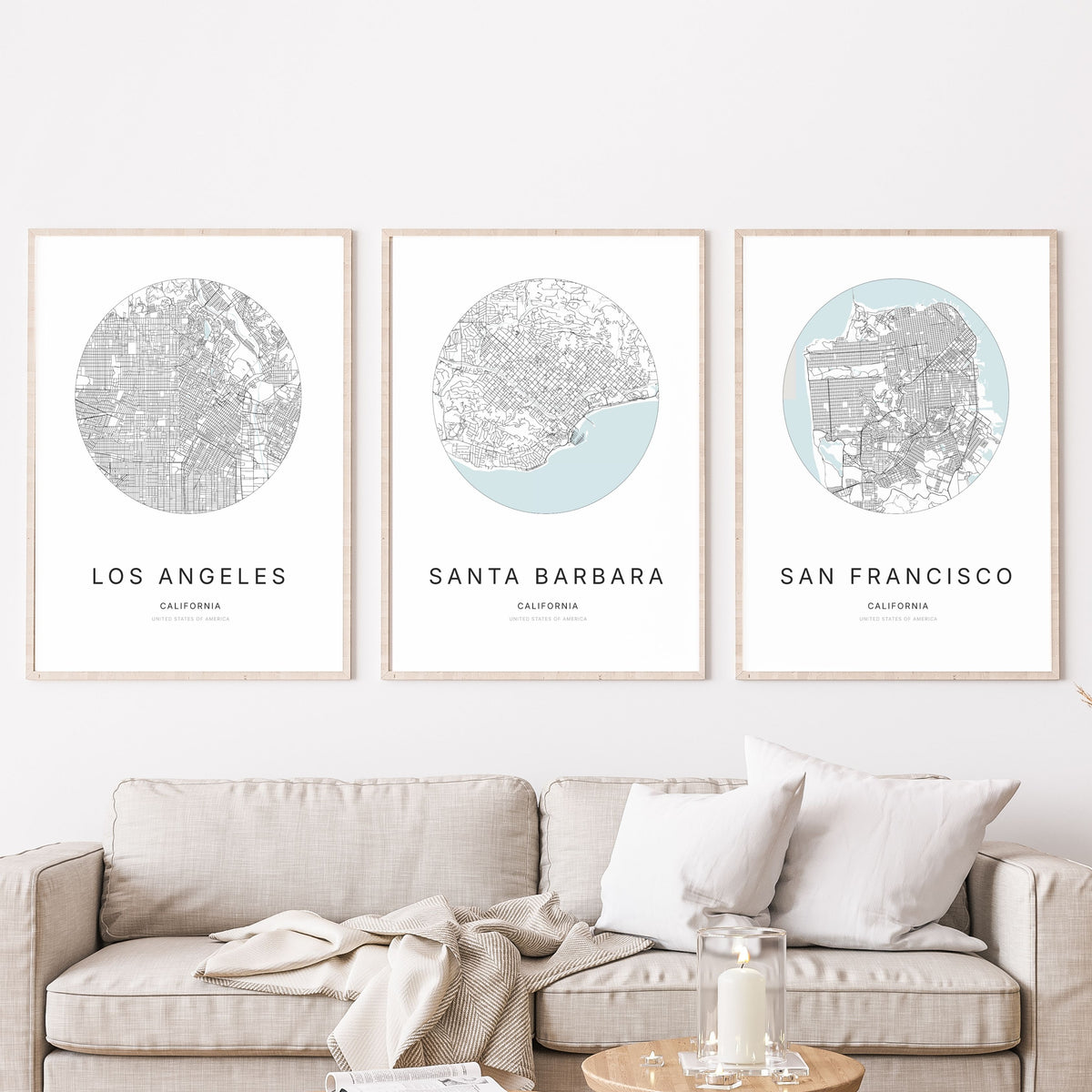 Trio d’affiches de Los Angeles, Santa Barbara et San Francisco dans un salon.