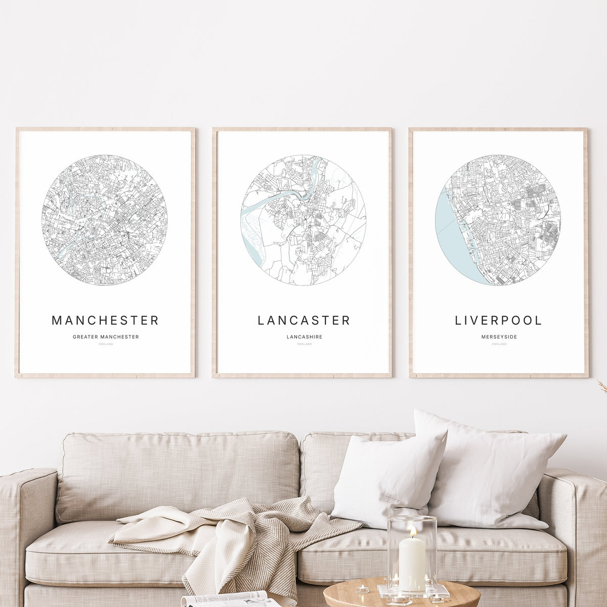 Trio d’affiches de Manchester, Lancaster et Liverpool dans un salon.