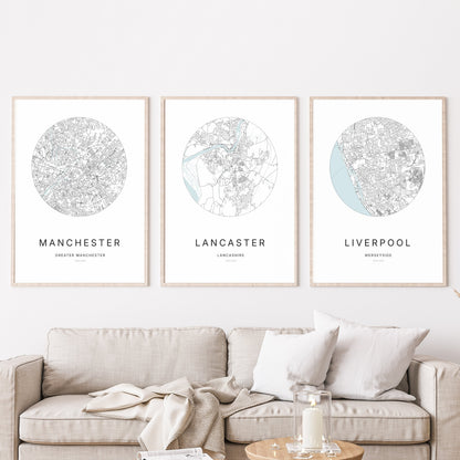 Trio d’affiches de Manchester, Lancaster et Liverpool dans un salon.