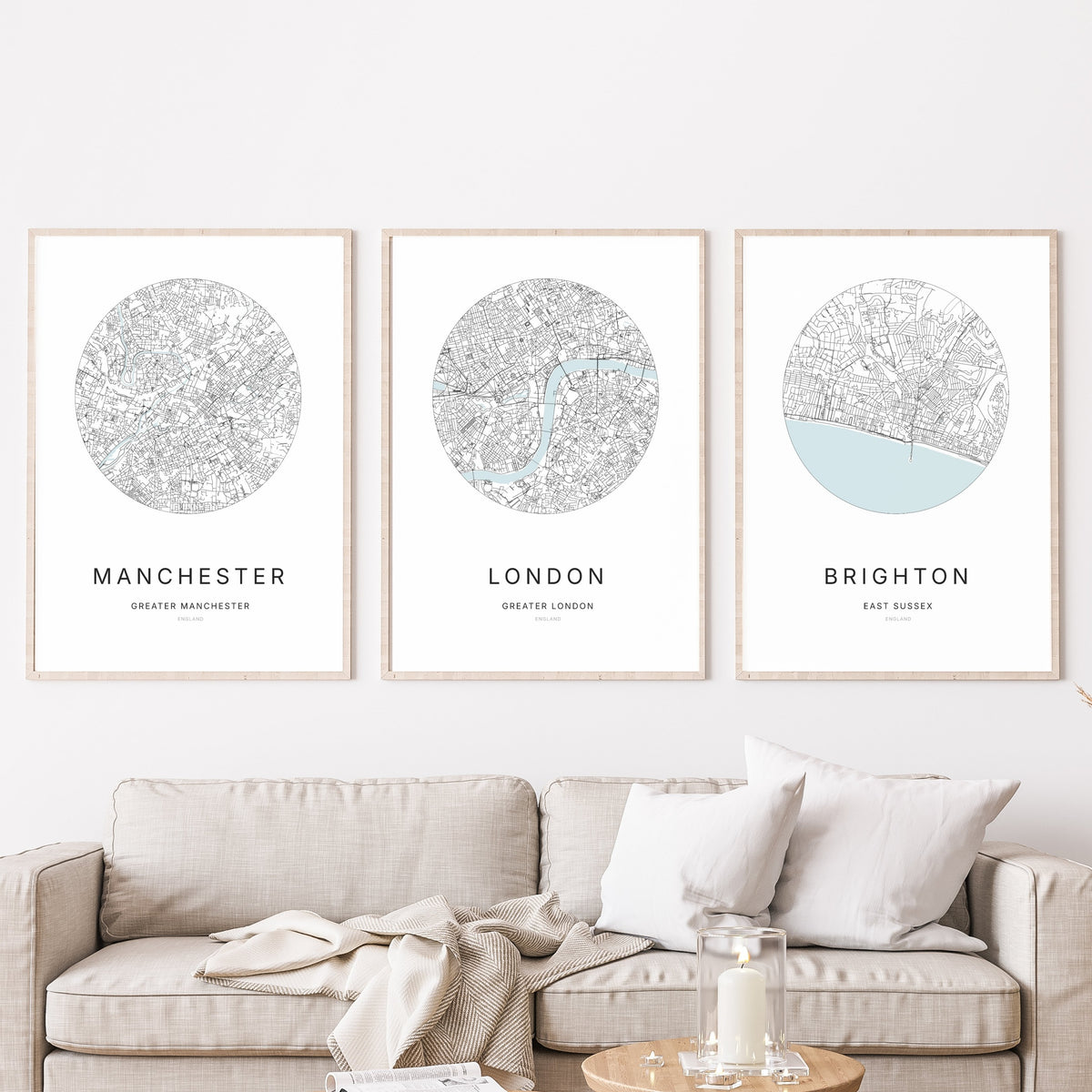 Trio d’affiches de Manchester, London et Brighton dans un salon.