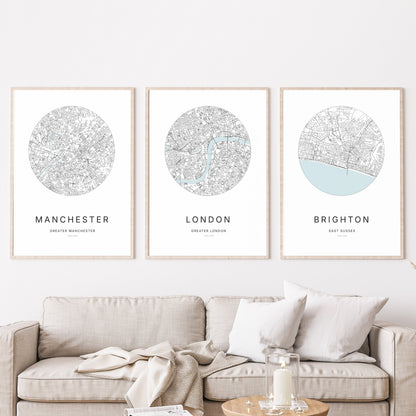 Trio d’affiches de Manchester, London et Brighton dans un salon.