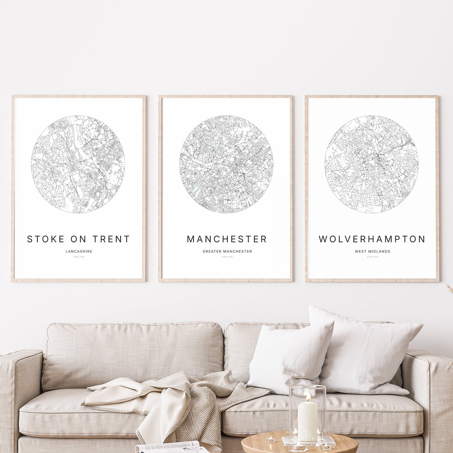 Trio d’affiches de Manchester, Stoke-on-Trent et Wolverhampton dans un salon.
