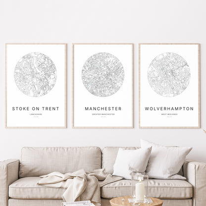 Trio d’affiches de Manchester, Stoke-on-Trent et Wolverhampton dans un salon.