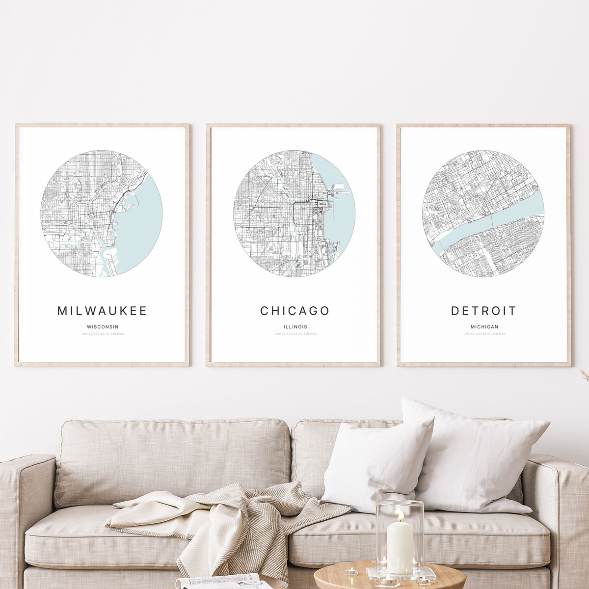 Trio d’affiches de Milwaukee, Chicago et Detroit dans un salon.