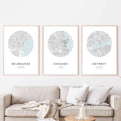 Trio d’affiches de Milwaukee, Chicago et Detroit dans un salon.