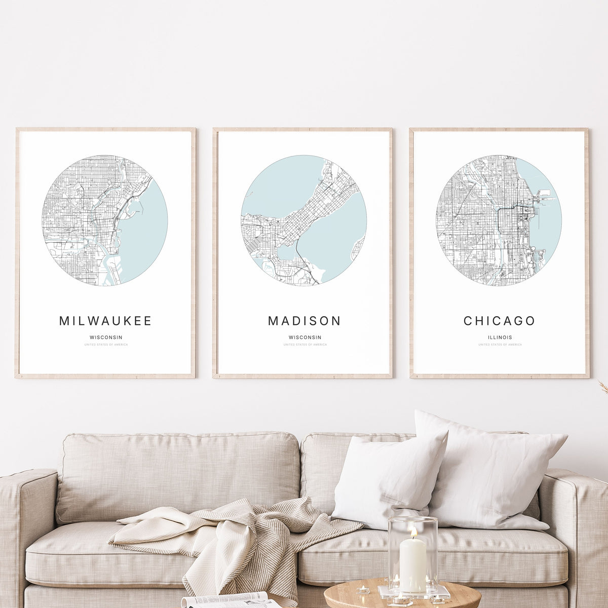 Trio d’affiches de Milwaukee, Madison et Chicago dans un salon.