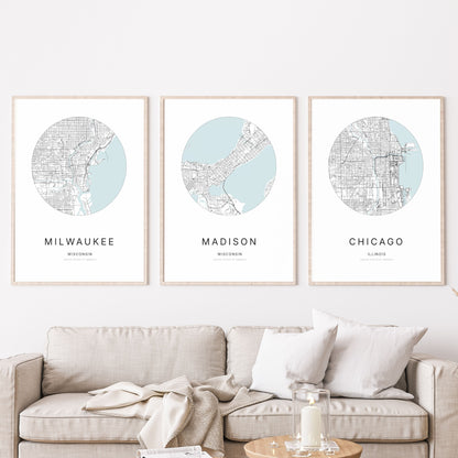 Trio d’affiches de Milwaukee, Madison et Chicago dans un salon.