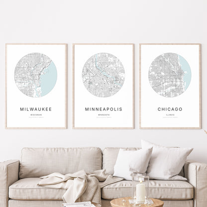 Trio d’affiches de Milwaukee, Minneapolis et Chicago dans un salon.