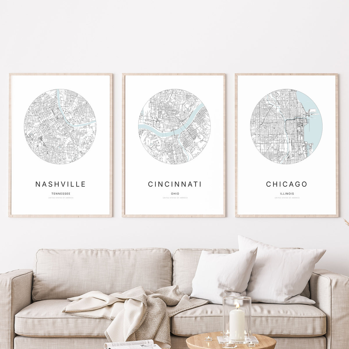 Trio d’affiches de Nashville, Cincinnati et Chicago dans un salon.